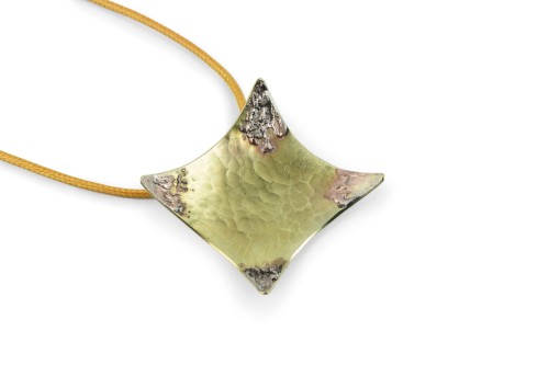 Niecodzienny wisiorek z mosiądzu