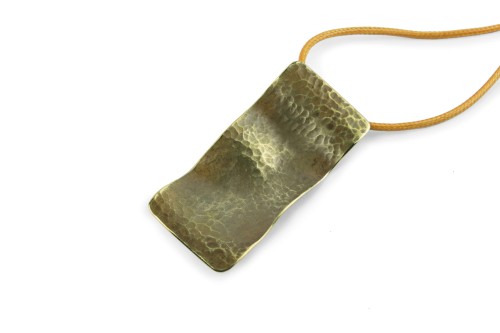 Rękodzielnicza zawieszka z naturalnymi zdobieniami