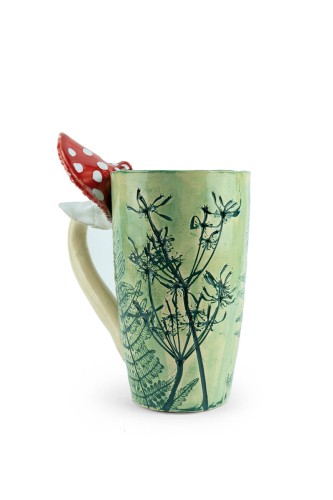 kubek-z-zatopionymi-roslinami-muchomor