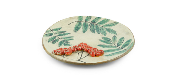 ceramiczny talerz z jarzębiną powstał w małej pracowni