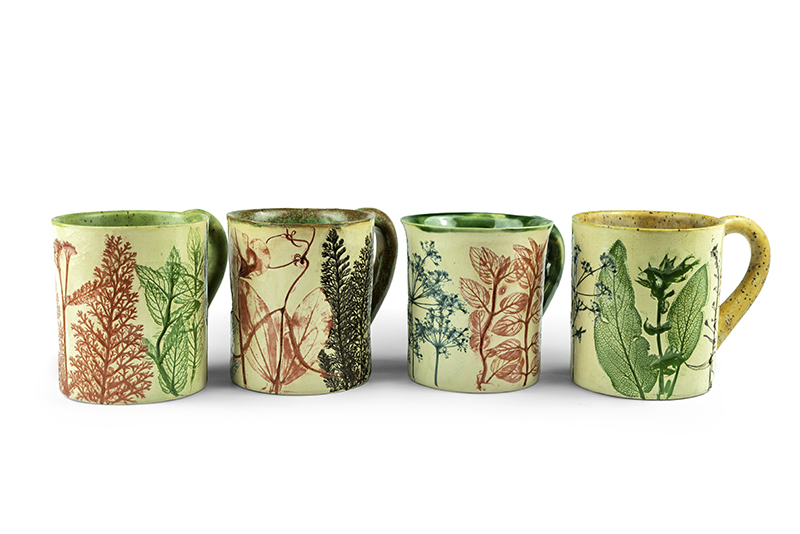 kubki ceramiczne z odbitymi ziołami 